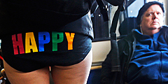 В воскресенье состоялась очередная международная ежегодная флешмоб-акция «В метро – без штанов». Она проходила в 60 городах мира уже в тринадцатый раз. На фото – реакция пассажира на участницу акции в Чикаго