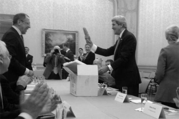 Госсекретарь США Джон Керри в начале встречи с главой российского внешнеполитического ведомства в Париже подарил Сергею Лаврову две большие картофелины. Ради фиксации этого события прессу, которую выставили за дверь после протокольных снимков, попросили вернуться