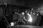 «Народное вече» в Киеве переросло в новые массовые беспорядки. Протестующие начали поджигать милицейские машины, в ходе столкновений пострадали десятки сотрудников правоохранительных сил &#160;(фото: Reuters)