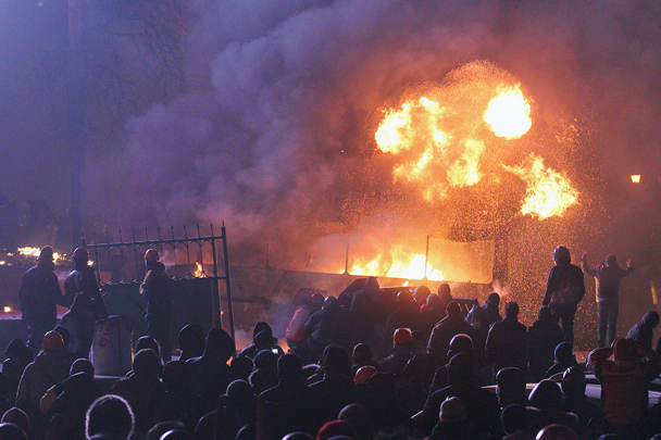 Около тысячи радикально настроенных митингующих участвовали в беспорядках на улице Грушевского в центре украинской столицы
