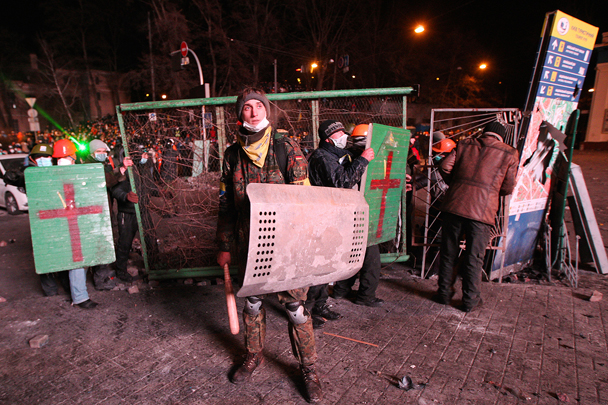 После полуночи столкновения между демонстрантами и митингующими пошли на спад