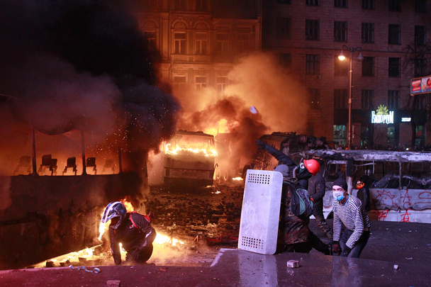 Транспортные средства были охвачены огнем после того, как в них попали бутылки с зажигательной смесью, брошенные со стороны протестующих