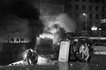 Транспортные средства были охвачены огнем после того, как в них попали бутылки с зажигательной смесью, брошенные со стороны протестующих&#160;(фото: Reuters)