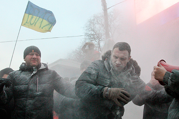 Протестующие в Киеве окатили лидера фракции оппозиционной фракции УДАР Виталия Кличко пеной из огнетушителя, когда он пытался прекратить драку между силовиками и демонстрантами