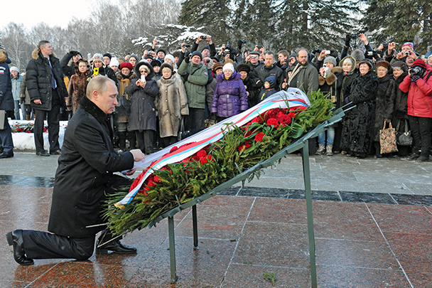Президент России Владимир Путин на церемонии возложения венка к монументу «Мать-Родина» на Пискаревском мемориальном кладбище