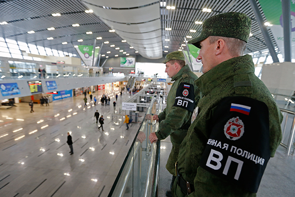 Военные полицейские следят за безопасностью на железнодорожном вокзале Сочи