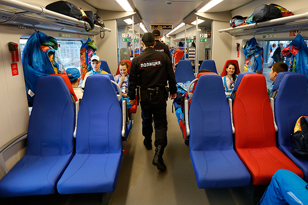 Полицейские проверяют вагоны поездов, следующих в олимпийский Сочи