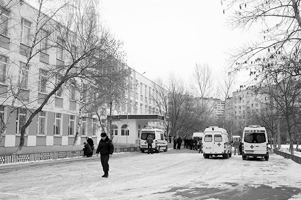ЧП произошло в школе номер № 263 московского района Отрадное. По данным правоохранителей, в учебный класс ворвался вооруженный винтовкой один из учеников этой же школы и взял в заложники учителя и больше двадцати других учеников. Потом заложников освободили и преступника поймали. Но погибли два человека: полицейский и учитель географии. Стрелявшего уговорил сдаться отец