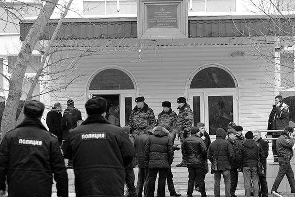 Когда вооруженный ученик ворвался в школу, охранник учебного заведения успел с помощью тревожной кнопки вызвать наряд полиции. Но когда наряд приехал, злоумышленник открыл огонь из ружья по правоохранителям
