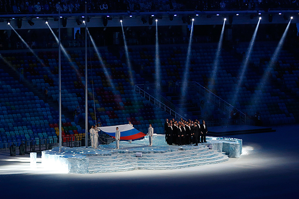 Церемония поднятия флага. Гимн России исполнил мужской хор Сретенского монастыря