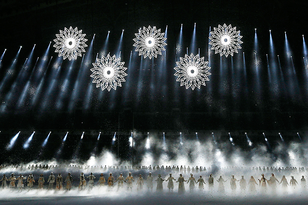 Пять гигантских снежинок по задумке организаторов должны были превратиться в олимпийские кольца