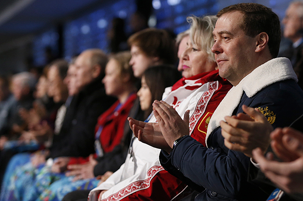 Премьер-министр России Дмитрий Медведев пришел на церемонию открытия Олимпиады в форме российской сборной