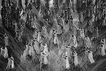 Первый бал Наташи Ростовой – одна из самых известных сцен романа Льва Толстого «Война и мир» – также нашел отражение в церемонии. Артисты танцевали под музыку Евгения Доги из фильма «Мой ласковый и нежный зверь»&#160;(фото: РИА "Новости")