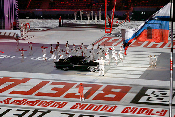 Легендарный автомобиль  «Чайка» появился на сцене церемонии открытия