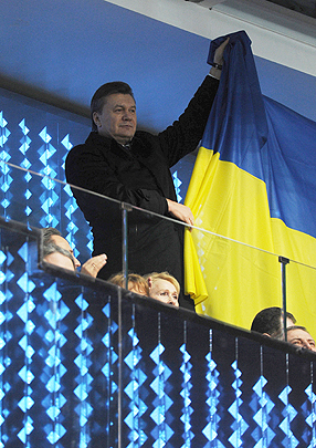 Президент Украины Виктор Янукович приветствует своих спортсменов национальным флагом