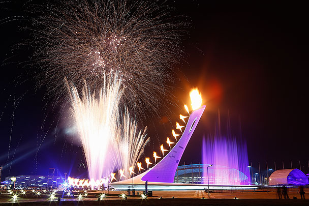 Зажжение главного олимпийского огня поддержали салютами и фейерверками