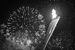 Чаша олимпийского огня на Играх в Сочи – его зажгли от факела, который побывал в космосе&#160;(фото: Reuters)