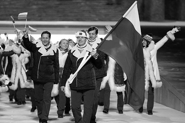 Флаг России на церемонии открытия Олимпиады нес ветеран российского бобслея Александр Зубков