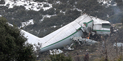 В горном массиве алжирской провинции Умм Эль-Буажи потерпел крушение самолет С-130 Hercules. В катастрофе погибли 76 человек, но есть и один выживший. Hercules перевозил военнослужащих и членов их семей. В стране объявлен трехдневный траур