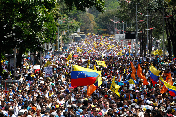 На улицы столицы Венесуэлы вышли студенты. Часть из них организовала шествия в поддержку правительства, другие выступали против действующей власти