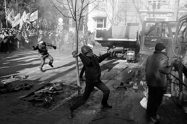 Сторонники Майдана на улице Липской, по некоторым данным, захватили в плен милиционера
