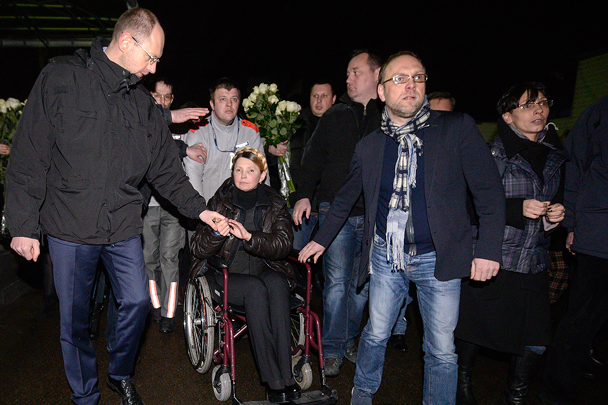 Освобожденную Юлию Тимошенко встретили ее единомышленники по партии