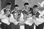 Максим Вылегжанин, Александр Легков, Александр Бессмертных, Дмитрий Япаров (слева направо), завоевавшие серебряные медали в эстафете 4х10 км&#160;(фото: ИТАР-ТАСС)