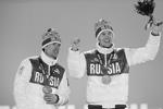 Слева направо: Максим Вылегжанин, Никита Крюков, завоевавшие серебряные медали в командном спринте на соревнованиях по лыжным гонкам&#160;(фото: РИА "Новости")