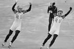 Слева направо: Владимир Григорьев и Виктор Ан радуются победе в финальном забеге на 1000 метров в соревнованиях по шорт-треку&#160;(фото: РИА "Новости")