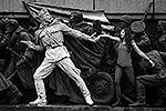 В центре болгарской столицы Софии неизвестные осквернили памятник Советской армии-освободительнице. На памятной надписи в основании стелы неизвестные нарисовали украинский флаг, а также раскрасили в желто-синие цвета одну из скульптур&#160;(фото: Reuters)