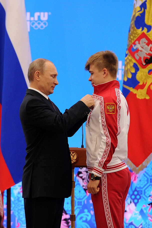 Владимир Путин и олимпийский чемпион и серебряный призер Олимпийских игр в шорт-треке Семен Елистратов