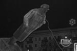 Памятник Ленину сносят в Херсоне&#160;(фото: <a href= http://pik.ua/ target=_blank>pik.ua</a>)
