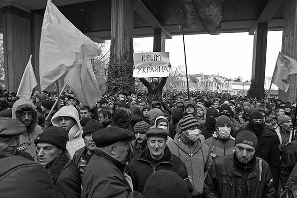 Многие из митингующих на стороне крымских татар скрывали свои лица
