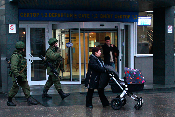 Около 50 человек прибыли к аэропорту на трех автомобилях КамАЗ без номеров и опознавательных знаков