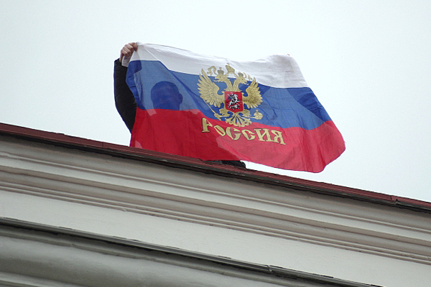 В Севастополе с государственных учреждений сняли флаги Украины, на их место водрузили российские триколоры