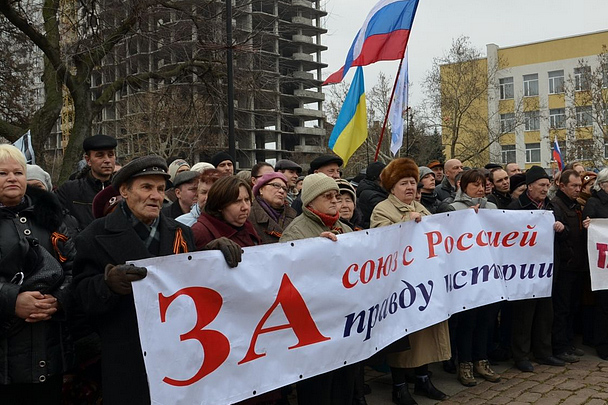 Митингующие города Николаева скандировали, что город есть и будет русским. Кроме того, собравшиеся призывали отвергнуть любую дискриминацию по языковому принципу.