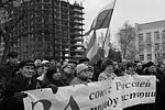 Митингующие города Николаева скандировали, что город есть и будет русским. Кроме того, собравшиеся призывали отвергнуть любую дискриминацию по языковому принципу.&#160;(фото: nikvesti.com)