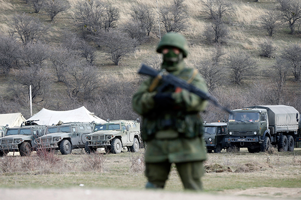 По данным очевидцев, отряды самообороны Крыма блокируют воинскую часть в селе Перевальное под Симферополем