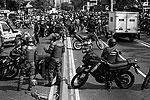 В ходе антиправительственной акции группа мотоциклистов предприняла попытку разобрать баррикаду, возведенную протестующими, но в это время по ним открыли огонь&#160;(фото: ИТАР-ТАСС)