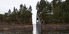 KORO/Public Art Norway утвердило проект мемориала жертвам Андерса Брейвика, погибшим на острове Утойя. Его автором стал шведский художник Йонас Дальберг. Концепция проекта заключается в создании «раны», пореза на теле острова