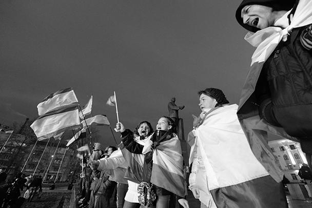 Сообщение о том, что референдум о статусе Крыма состоялся, было встречено ликованием жителей Симферополя