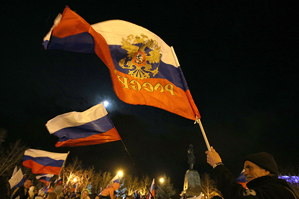 После обращения лидеров Крыма к собравшимся на площади прозвучал российский гимн