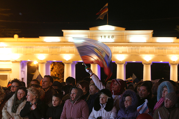 Над площадью развевалось бесчисленное количество российских триколоров и флагов Крыма