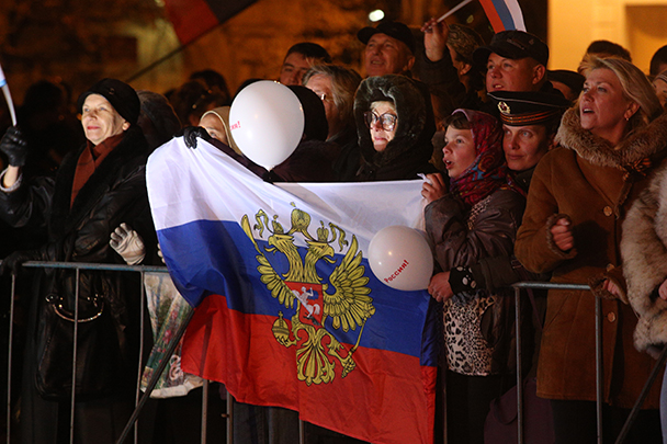 На установленной на площади сцене выступали популярные российские и крымские коллективы, постоянно звучали патриотические песни