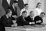 Момент подписания договора о воссоединении&#160;(фото: ИТАР-ТАСС)