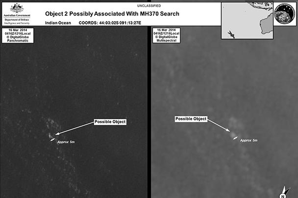 Австралийское управление морской безопасности (AMSA), которое ранее объявило об обнаружении обломков, выложило ссылку на фотографии в своем официальном аккаунте в Twitter. На фотографиях изображена поверхность Индийского океана, на которой различимы два объекта