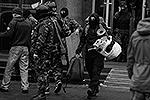«Стрелка у «Мафии» передали милиции, – сообщил в Facebook журналист Святослав Цеголко. - «Правый сектор» поспешно эвакуирует рюкзаки, их складывают в грузовик. Персонал отеля очень напуган»&#160;(фото: Reuters)