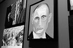 В пятницу в Далласе (штат Техас) открылась персональная выставка живописи бывшего президента США Джорджа Буша-младшего. На ней выставлены портреты 24 мировых лидеров. Среди ее экспонатов, в частности, портреты президента России Владимира Путина, британского экс-премьера Тони Блэра и Далай-ламы&#160;(фото: Reuters)