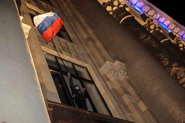 В Харькове митингующие взяли штурмом здание областной госадминистрации. Из окна на втором этаже, где находится приемная губернатора области, один из активистов вывесил флаг РФ
