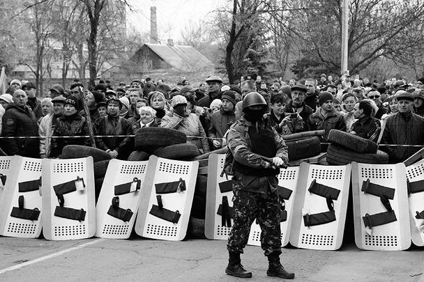 «Участникам проходившего в городе митинга (около 500 человек) эти
люди предложили вооружаться захваченным в милиции оружием, чем те сейчас
и занимаются, – утверждала пресс-служба Донецкого управления МВД Украины. – Эта же инициативная группа вооруженных людей захватила в Славянске административное здание СБУ»
